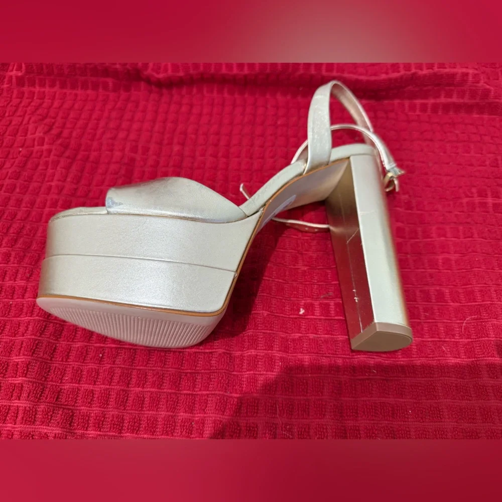 Schutz Kaila Heel in Platina size 9.5..